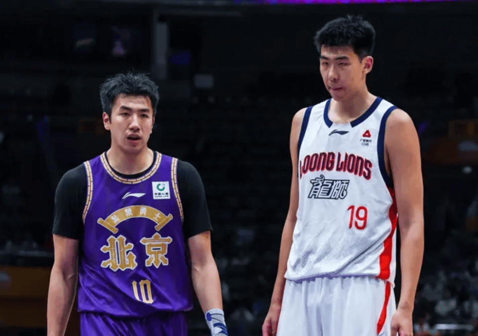 媒体人：徐昕在内线的存在感非常强，身边的后卫差了点意思