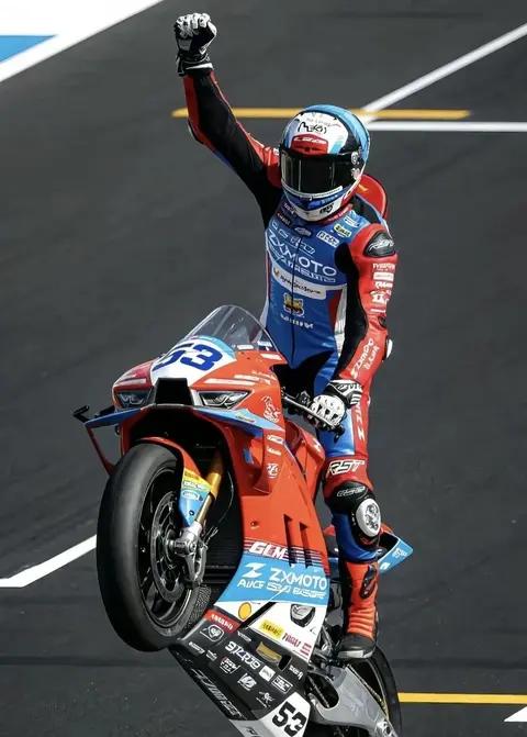 国产机车逆袭赛场：张雪820RR力压国际大牌勇夺桂冠