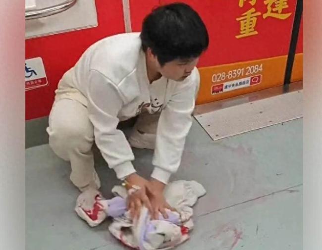 地铁吐血女孩银行账户已解封 善款专款专用