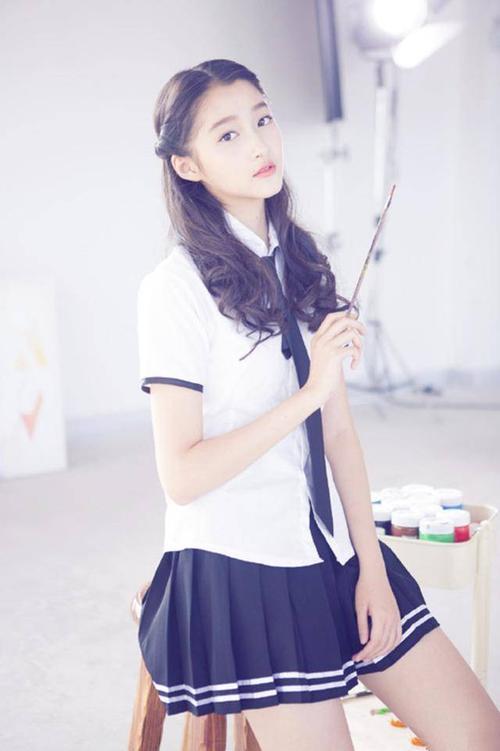 高个女孩也有烦恼,关晓彤怎么穿出娇小感