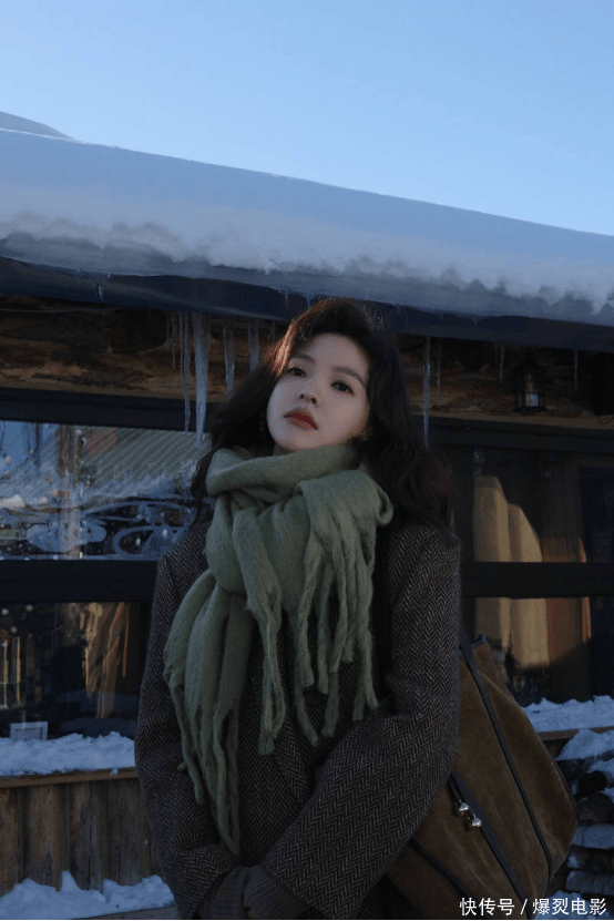 偶像剧女主照进现实！章若楠在雪地荡秋千，长发微卷笑容甜美！