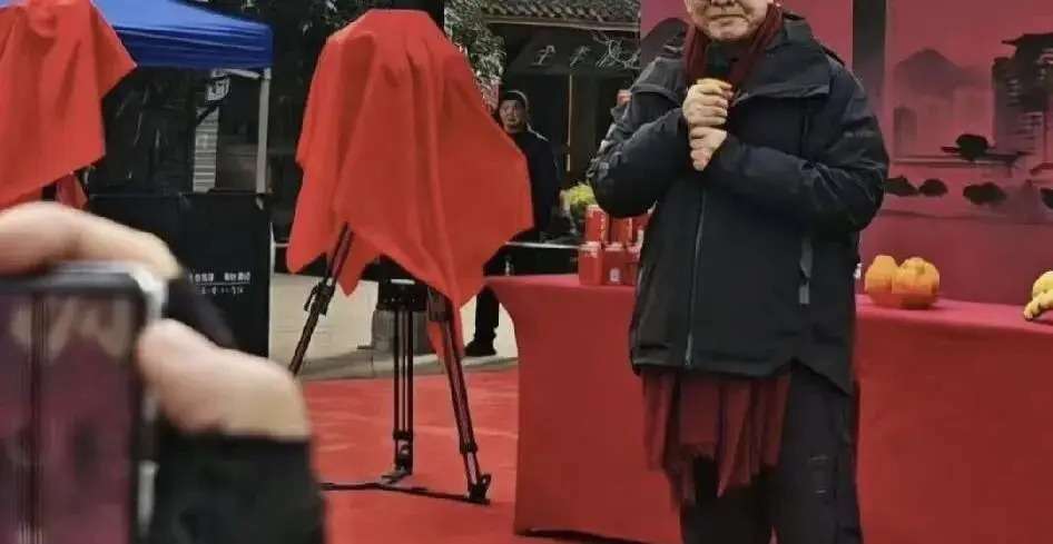 李连杰现身重庆剧组，涉足短剧领域引发关注