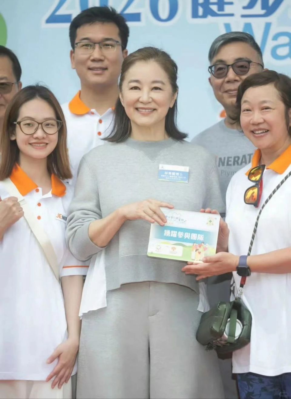 72岁林青霞近照曝光！满头白发皱纹明显，网友却直呼这才是优雅老去的典范