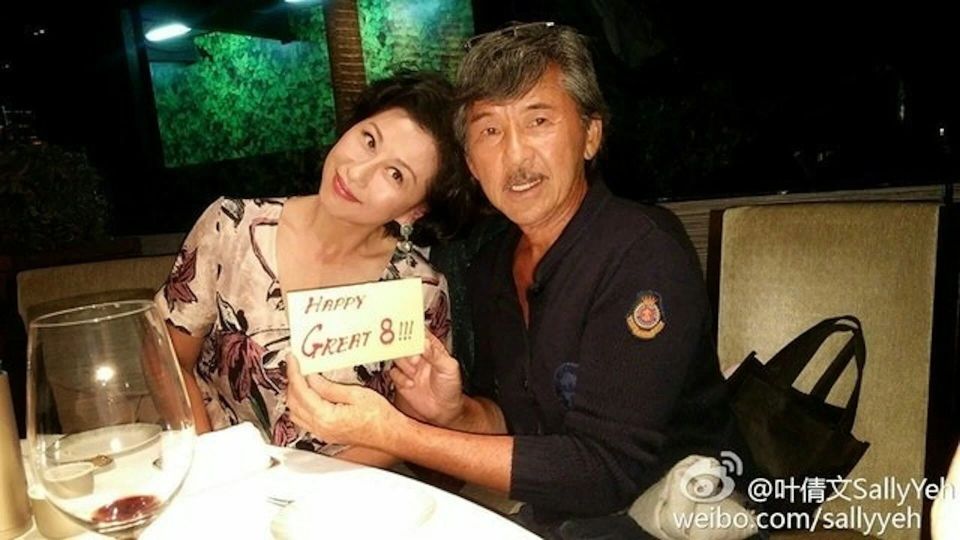 香港知名天后罕谈嫁天王原因，结婚29年仍被宠成少女，街头搂抱太甜蜜