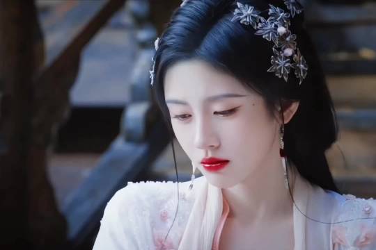 露芜衣哄骗寄灵引热议，鞠婧祎陈都灵田嘉瑞同场