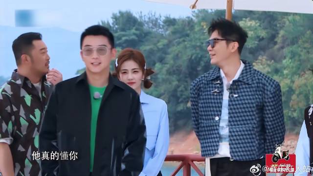 陈卓璇台上唱歌，李晨台下化身气球人，庆祝“开业”