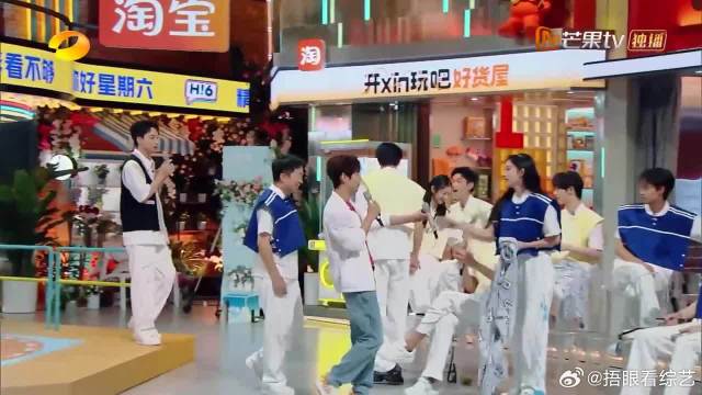 刘浩存就想泼杨迪，还精准拦截泼水，完美护住宋威龙