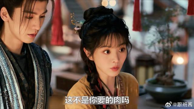 女孩带帅丈夫卖肉，结果顾客都冲他丈夫的颜值来