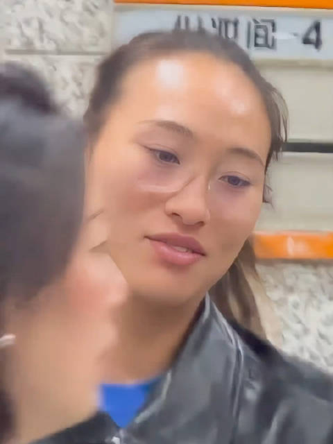 文质彬彬款郑钦文 网友拍到了，眼镜应该是平光的吧