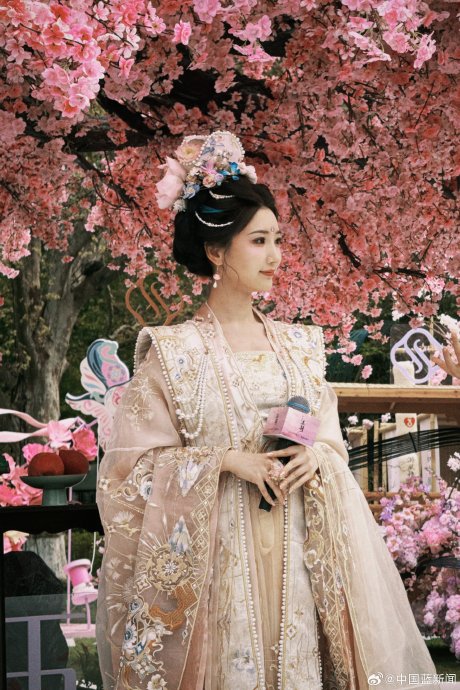 毛晓彤西湖化身花神惊艳全网，38岁的她如何活出顶级东方美？