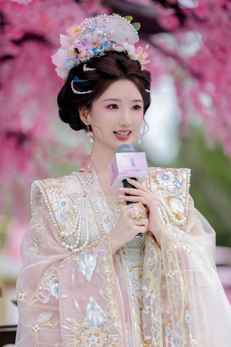 美上热搜！毛晓彤西湖花神妆火出圈，网友求同款妆教学