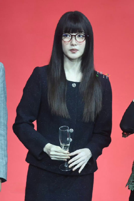 对于江疏影39岁后主动打破人设的行为，公众和粉丝的主流反应和评价是什么？