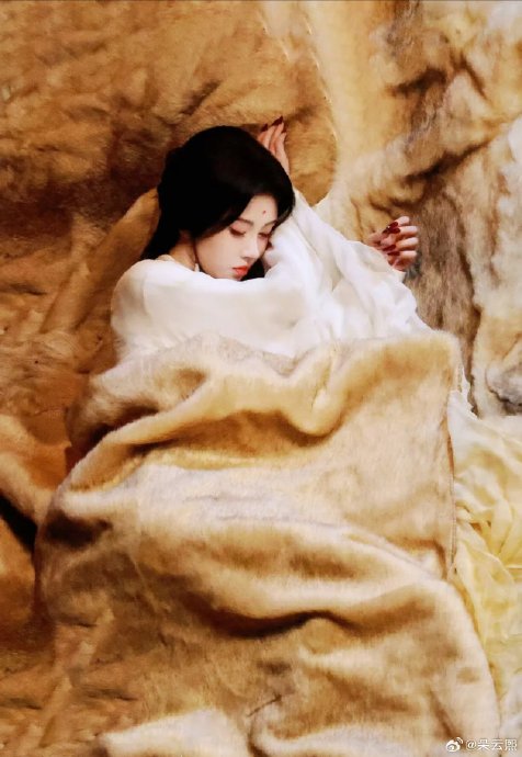 《月鳞绮纪》狐妖姐妹爆火！鞠婧祎陈都灵上演极致反差美学