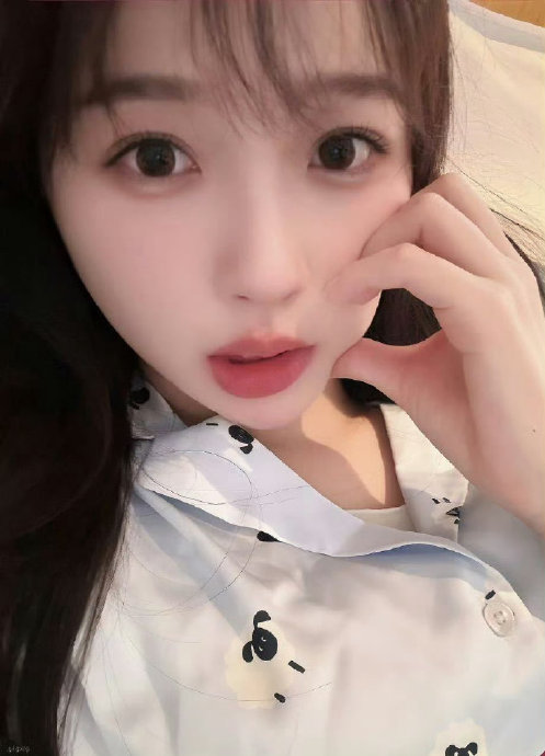 愚人节站姐团建活动是否促进了虞书欣的商业价值和粉丝文化发展？