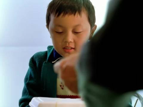 黑老大抓来卧底的儿子来试探他，怎料卧底狠心杀死