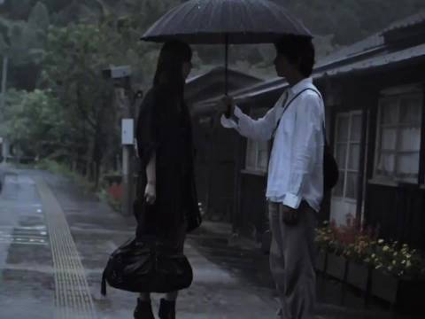 雨中拥抱先传来的是身上雨水潮湿感，随后是彼此温热的体温和跳动的心