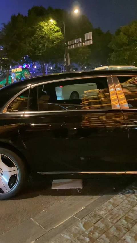 上海18岁上戏校花坐着迈巴赫来外滩约会了，这是谁大家应该都认识吧