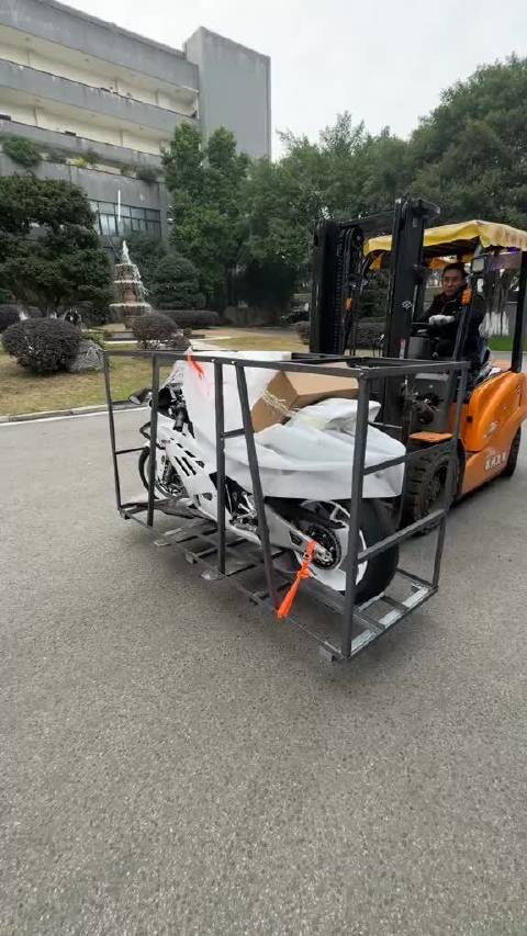 张雪机车展示820RR，拆车体验引关注