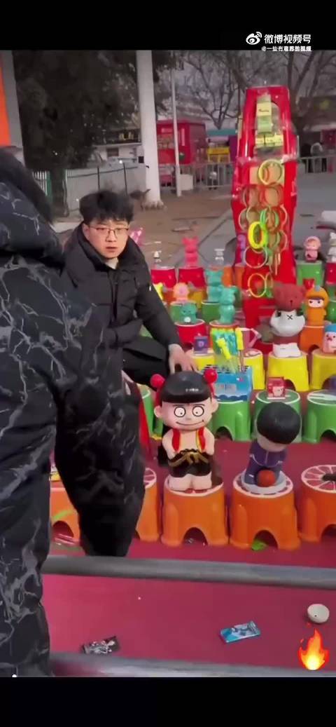 她一定特别喜欢哪吒吧……老板都看不下去了