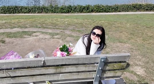 王祖贤发视频怀念张国荣，网友:他还在的话，今年都70了|东成西就_订阅