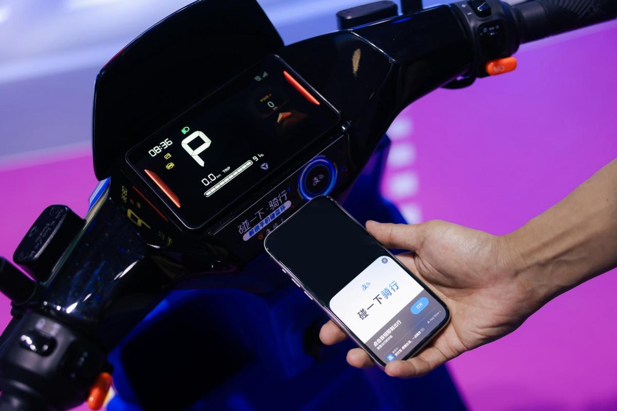 雅迪发布全球首款“碰一下”电动车:支付宝“碰一下”1秒解锁，还有骑行绿色能量