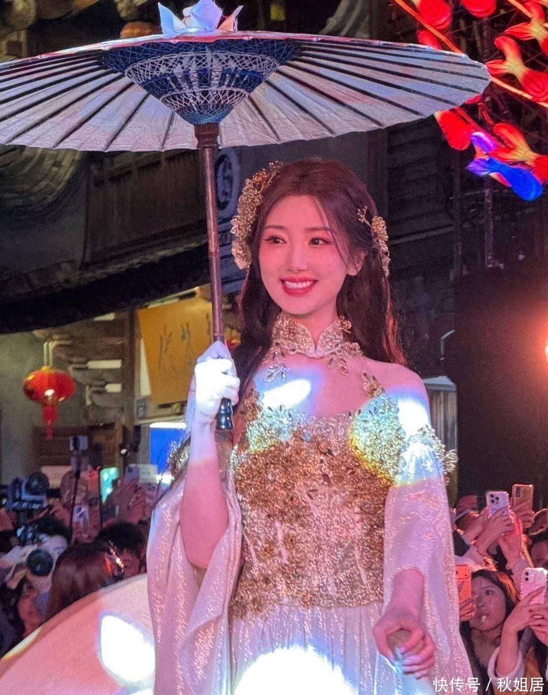 生图零垮脸！毛晓彤现身福州花船伞舞出圈，38岁甜妹状态太能打