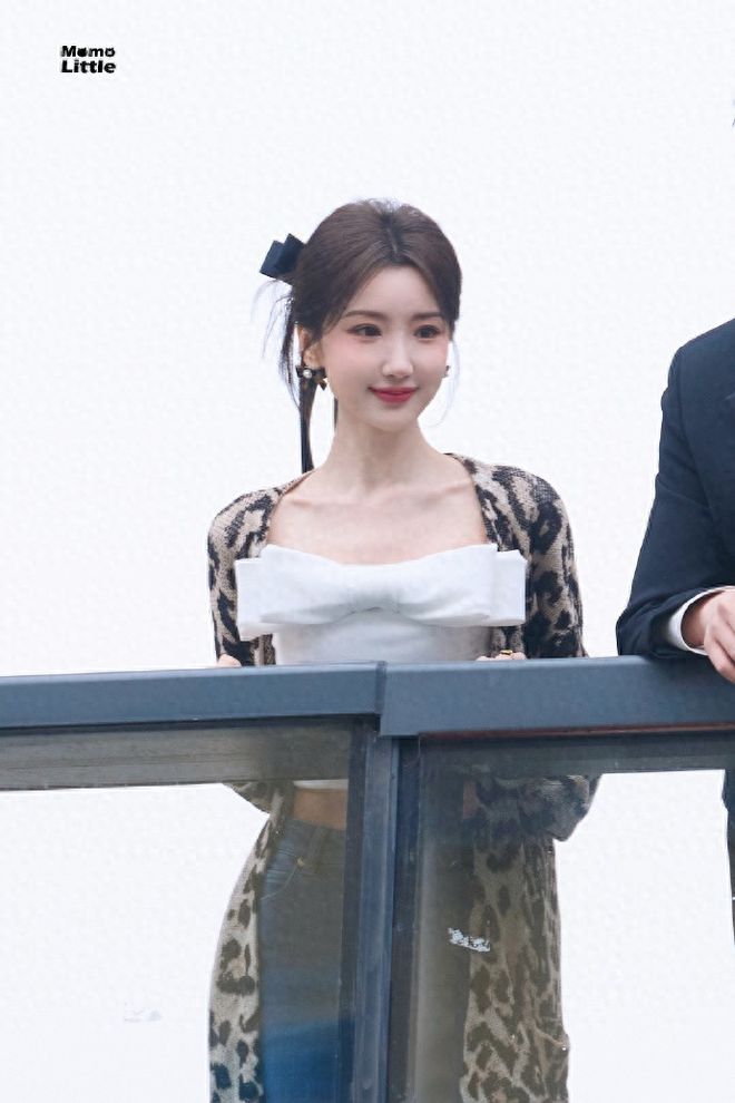 毛晓彤展现青春活力，状态如20岁少女。