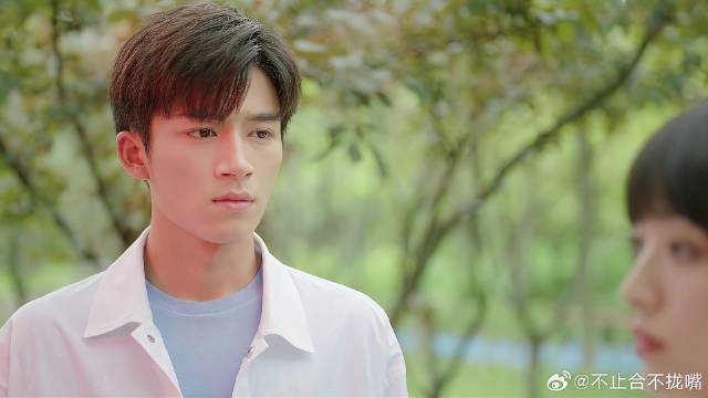 学霸被女学渣拒绝，当众给他发好人卡，场面尴尬