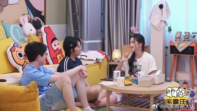 关晓彤机场遇明星，太好奇是谁，竟让助理尾随人家
