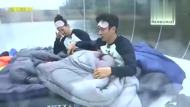 戚薇李承铉透明房漏雨仍坚持敷面膜