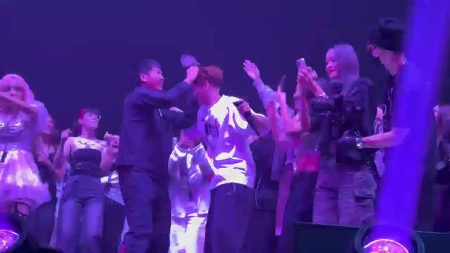 王嘉尔演唱会拥抱男粉致其激动落泪