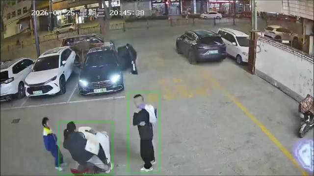 撞到墙我没有笑，电动车一家三口开回来看热闹时就没忍住了！