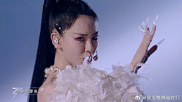 戚薇初舞台霸气开场！一首《七》又美又飒