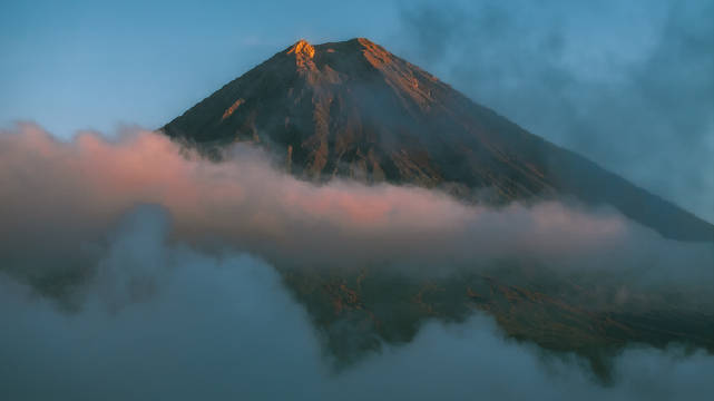 印尼赛梅鲁火山日出惊艳，赛武瀑布与佩妮达海豚邂逅治愈