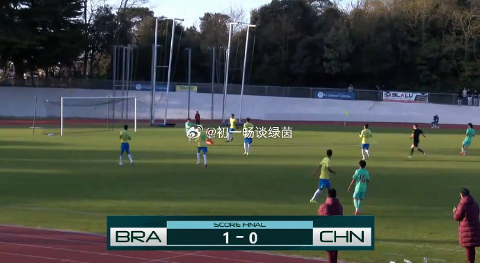 足坛一夜两重天：U16国足憾负巴西，巴萨女足6球横扫皇马