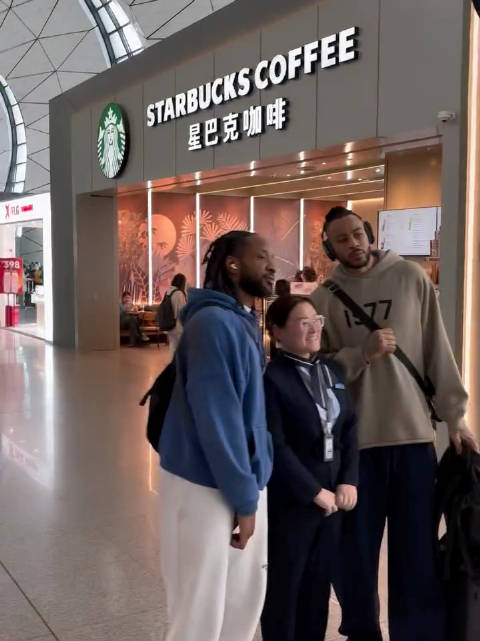 辽宁队启程赴浙江客场，哈维分享球迷合影瞬间