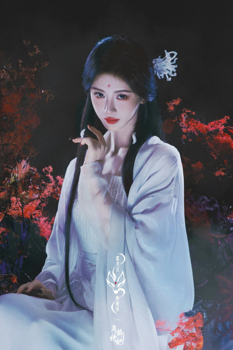 鞠婧祎陈都灵《月鳞绮纪》同框神似青白蛇，CP美学与演技争议并存