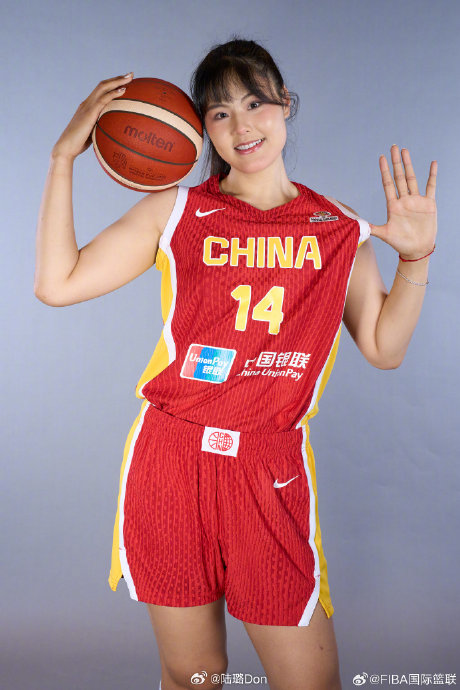 宫鲁鸣创历史！中国女篮首试“三维长城”轮换，韩旭李月汝张子宇联手革新战术