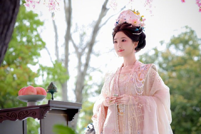 毛晓彤的妆造如何体现东方美学与现代审美的结合？