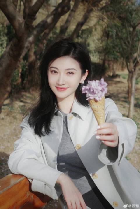 景甜手持花花冰淇淋分享春日暖阳