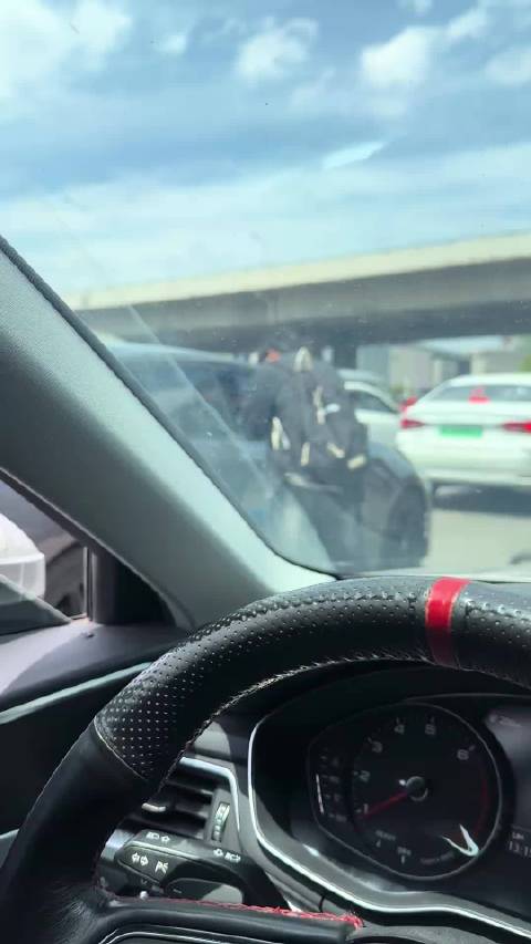 男子骑电动车，发现自己的女朋友开着他的汽车接男小三，当场破防了