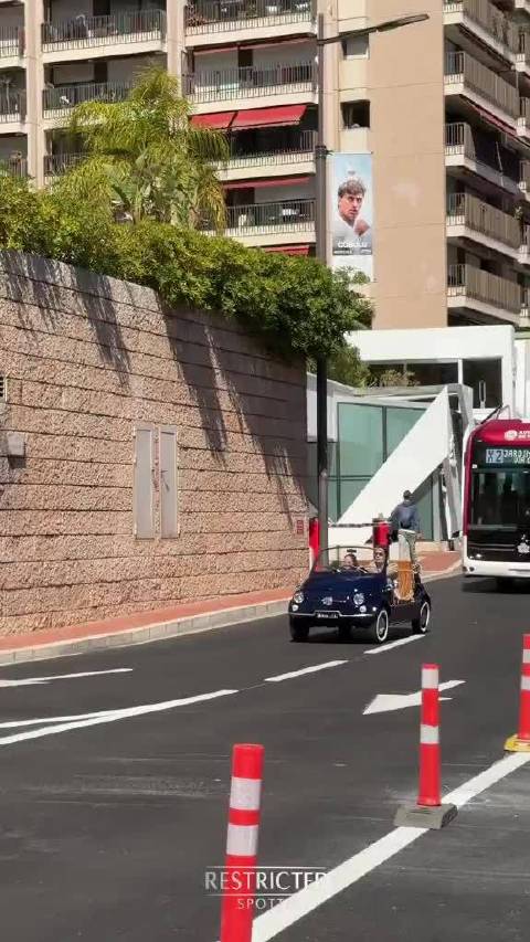拉塞尔驾驶菲亚特500 Jolly亮相摩纳哥街道