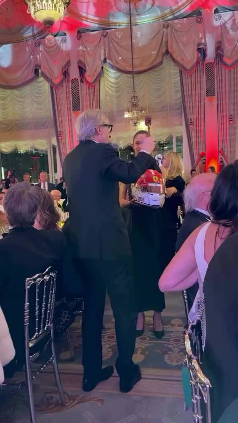 布里亚托雷拍下Charles年度头盔，亲王晚宴欢乐落幕