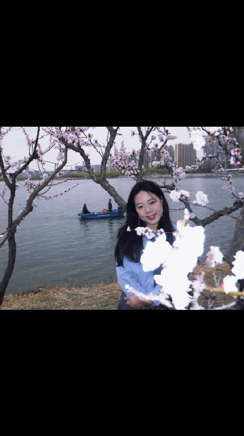 父母滤镜下女儿自比明星引发欢笑