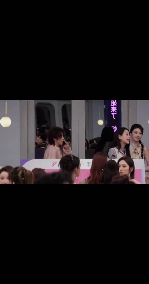 张天爱浪姐画面都没给她还开她的麦，没什么镜头却上变样了的热搜，真的好惨