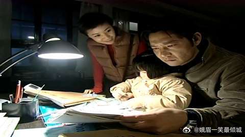 女子看到队长带孩子主动示好，队长却跟她提了个奇怪的问题