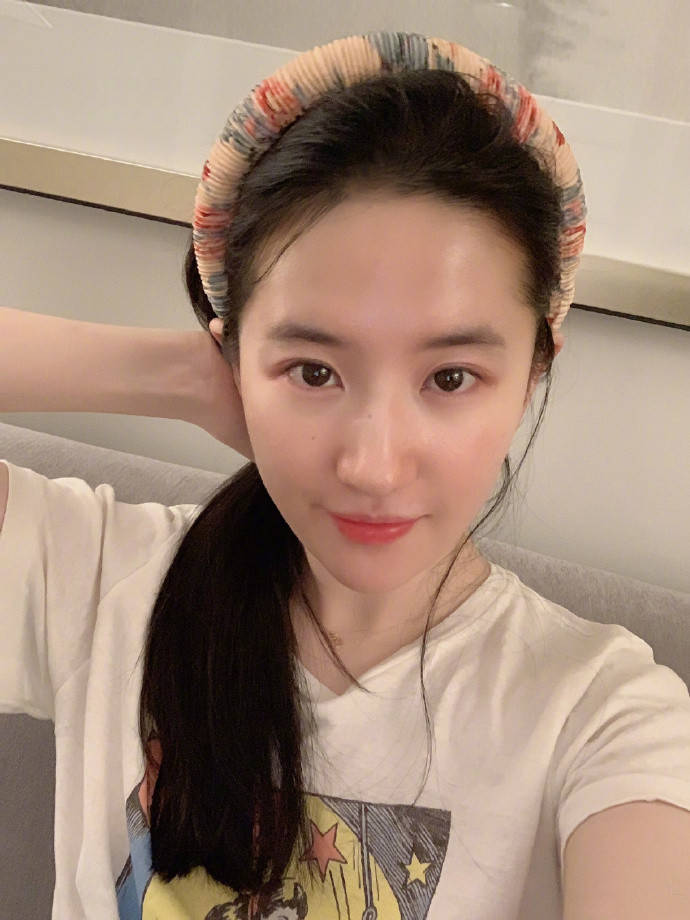 38岁刘亦菲素颜发光，米白风衣与黑色西装裙展现优雅风范！