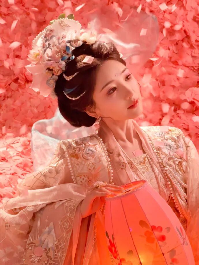 毛晓彤春日花神造型惊艳,以温柔风骨写就破局成长人生