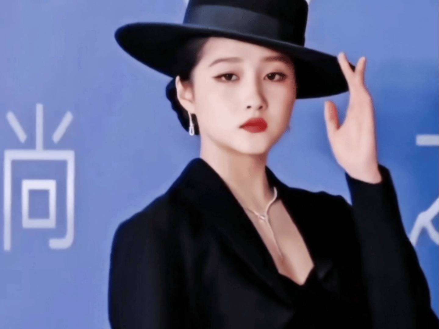 关晓彤亮相时尚之夜红毯，复古造型引关注