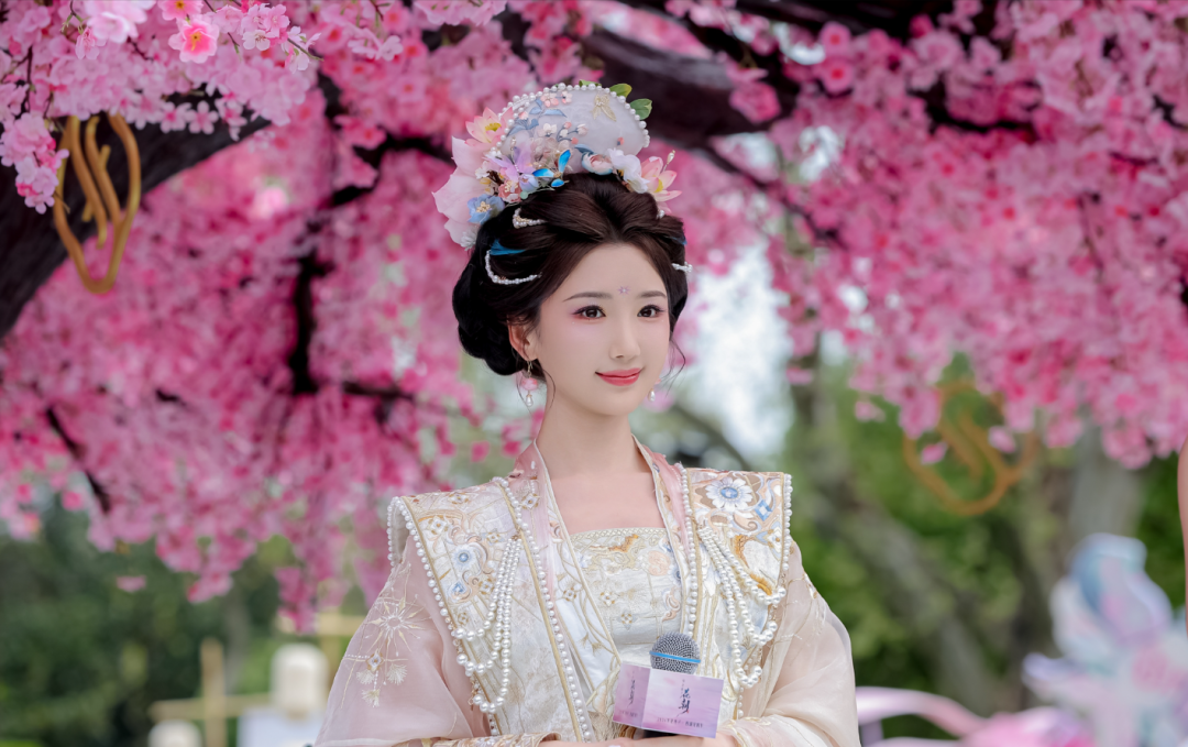 毛晓彤“花神妆”太美了